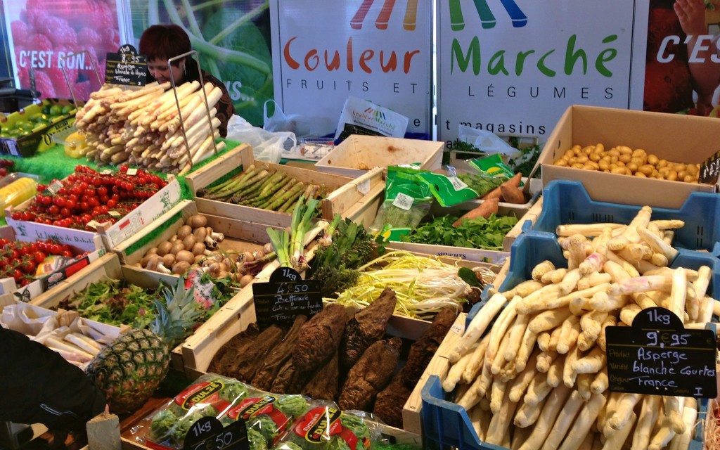 Un étal de légumes au marché de l'Aiguillon