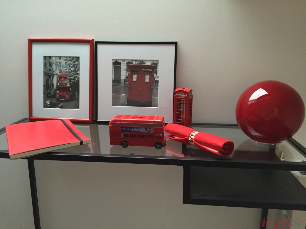 Cahier, trousse de crayons, lampe Habitat