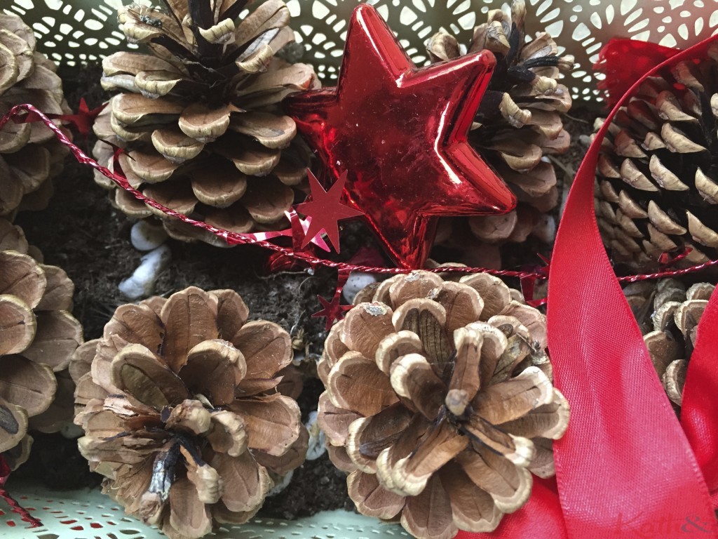 pommes de pin et boules de Noel