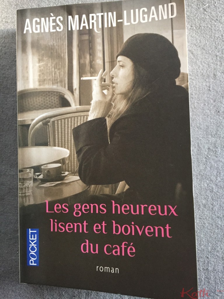 Les gens heureux lisent et boivent du café