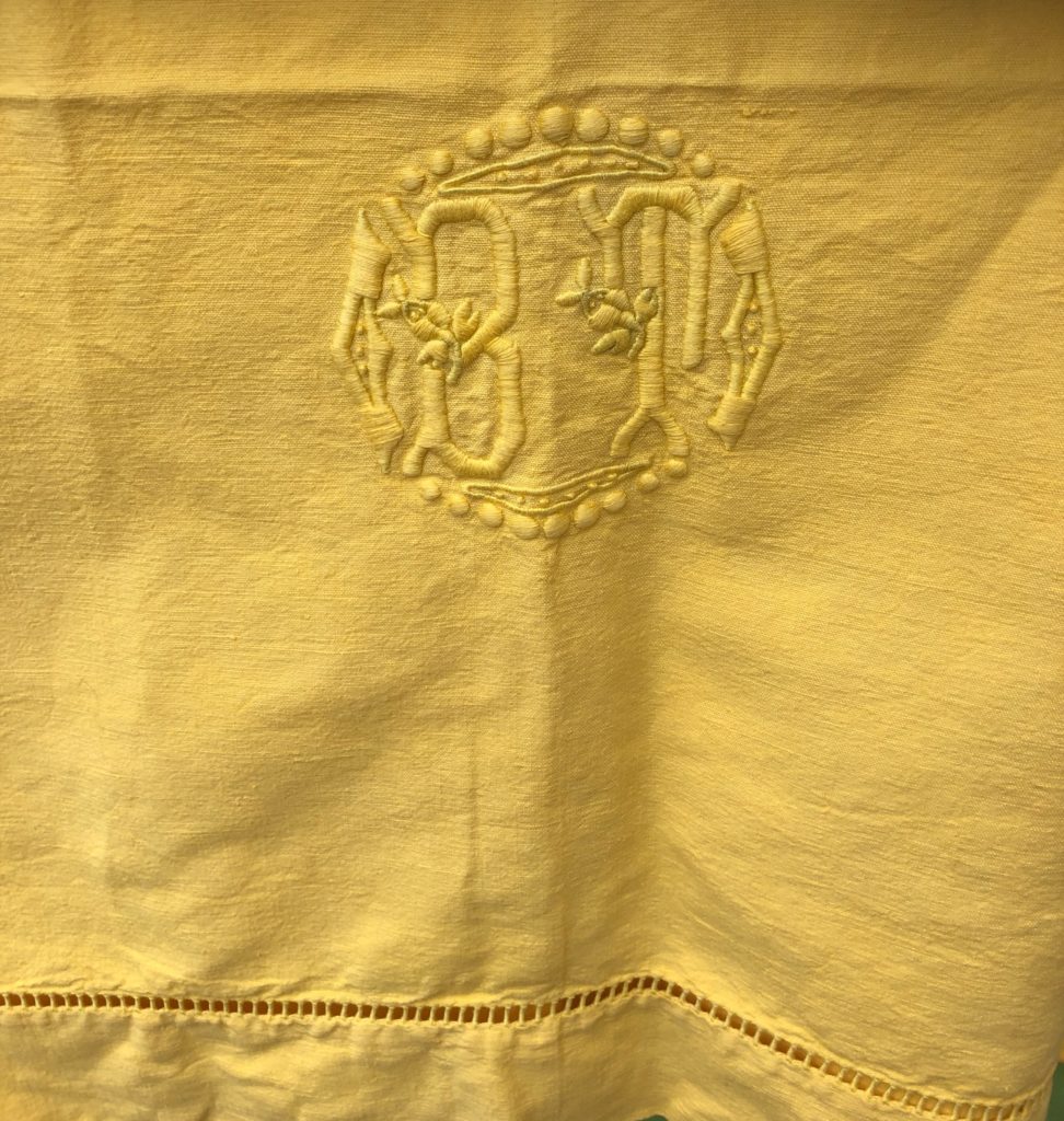 monogramme jaune