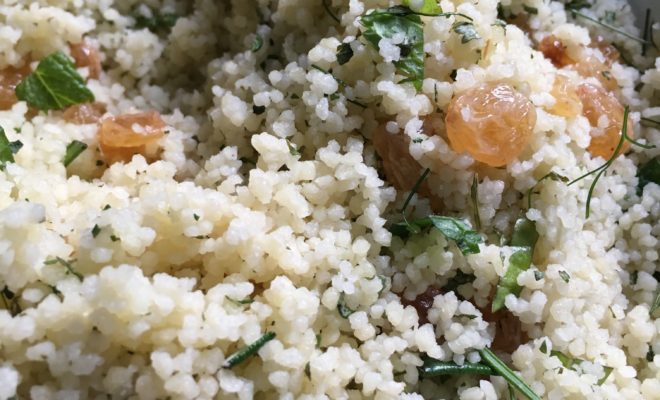 Taboulé aux raisins secs et aux herbes aromatiques