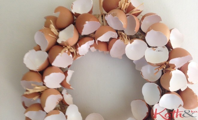 Couronne de paille et coquilles d’oeufs