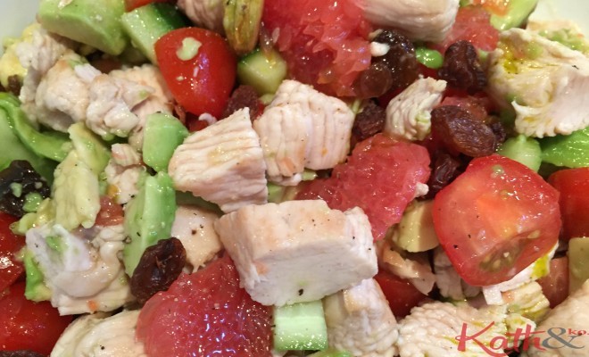 Salade de pamplemousse, avocats, pistaches, dinde, raisins
