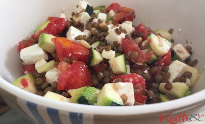 Salade de lentilles, tomates, courgettes, féta