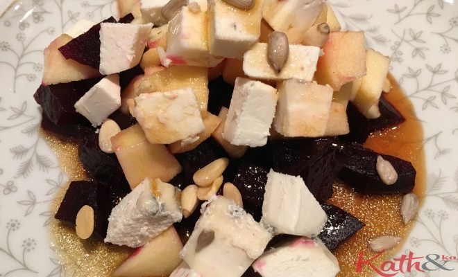 Salade de betteraves, chèvre, pomme et pignons