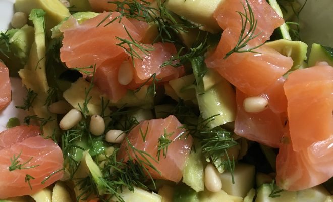 Salade de courgettes saumon fumé, avocats, pignons