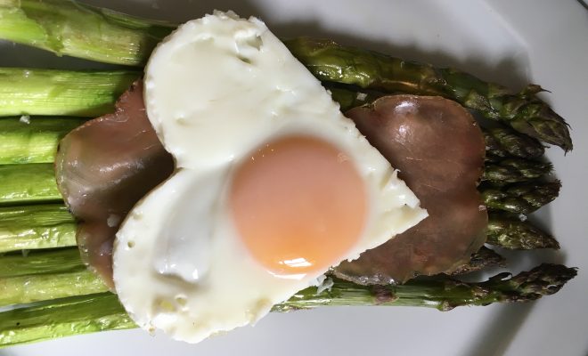 Asperges vertes au four, coppa, oeuf au plat