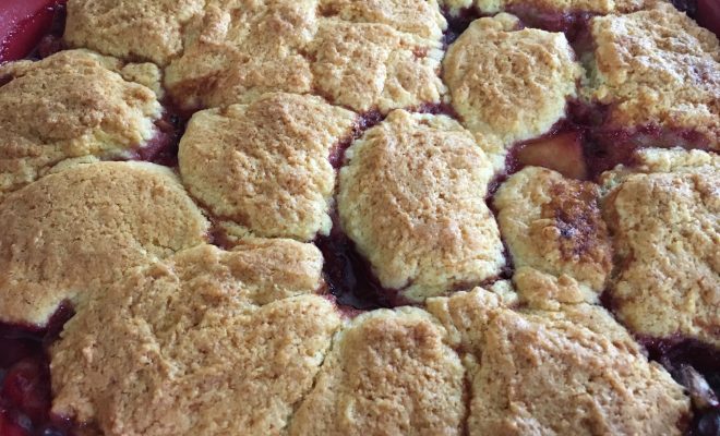 Cobbler aux pêches , nectarines, cerises et pistaches