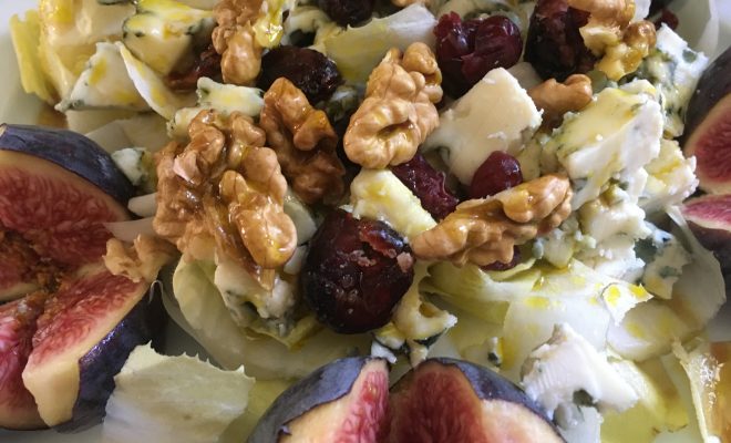 Salade d’endives, figues, roquefort, cranberries et noix