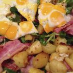Salade lard, oeufs de caille et pommes de terre sautées
