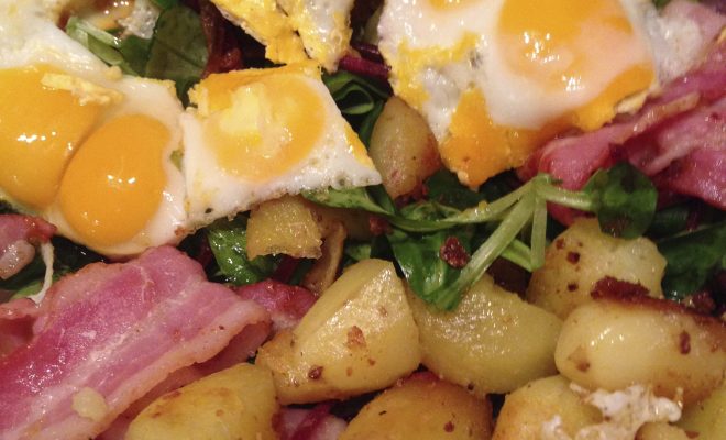 Salade lard, oeufs de caille et pommes de terre sautées