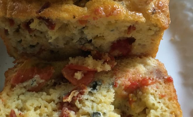 Cake roquefort tomates cerise, tomates séchées noix