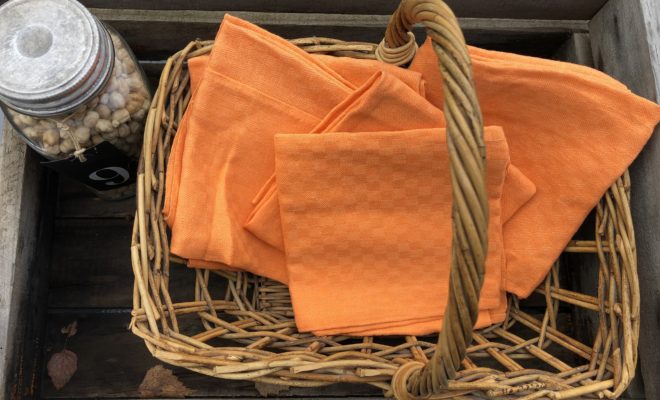Serviettes damassées anciennes teintées orange