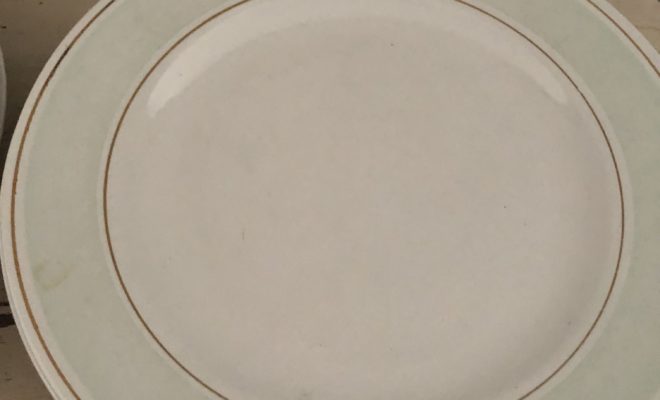 lot d’assiettes plates et creuses vintage mint et liseré or
